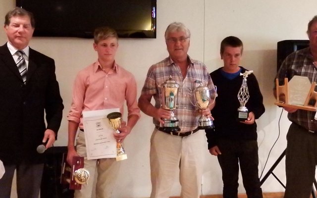 Van die hengelkampioene, met vlnr Philip Fourie, JP Uys, Johan Burmeister, Hennie Groenewald en Ben Uys  